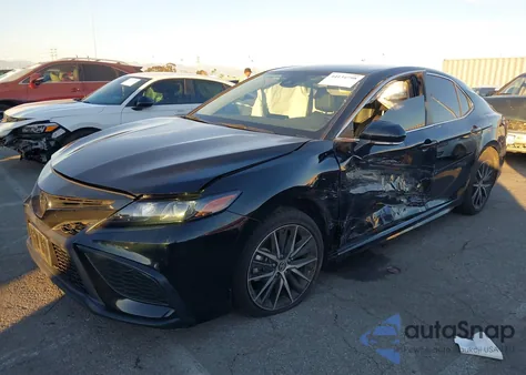 2024 Toyota Camry Se z USA, uszkodzony, nr VIN 4T1G11AK7RU921098